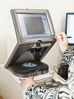 Passgenauer Brillenschliff bei Optik Hinzelmann